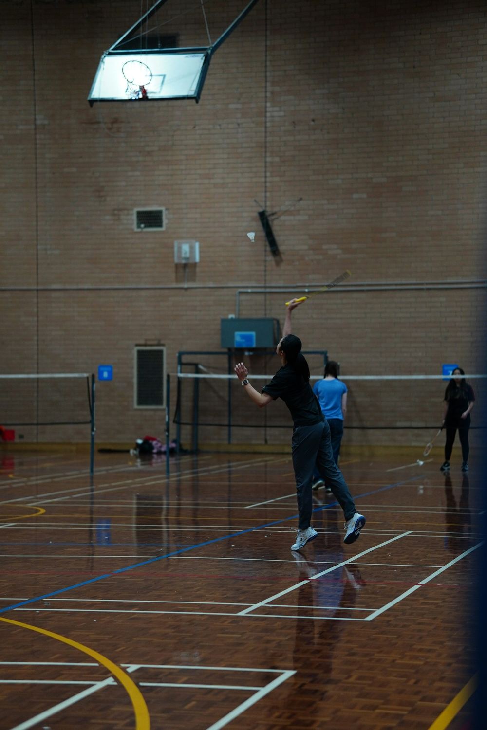 Badminton i en idrætshal